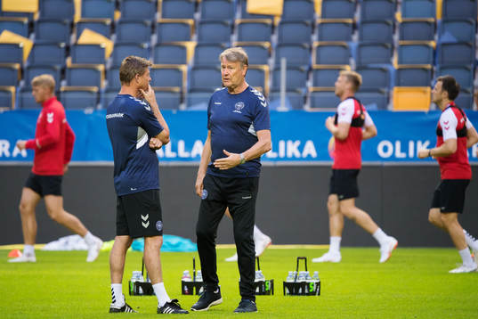 Assisterande tränare Jon Dahl Tomasson och förbundskapten