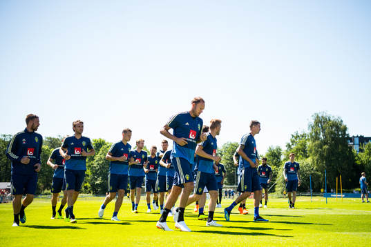 Sveriges spelare med Andreas Granqvist (m) värmer upp