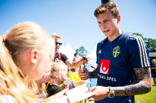 Victor Nilsson Lindelöf skriver autografer