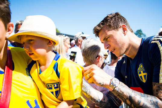 Victor Nilsson Lindelöf skriver autografer