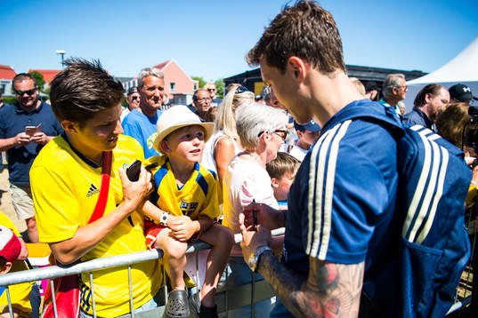 Victor Nilsson Lindelöf skriver autografer