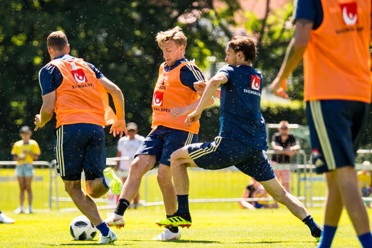 Albin Ekdal grinar illa