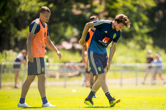Albin Ekdal grinar illa