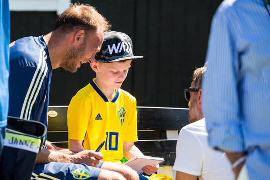 Andreas Granqvist med en pojke från "Min Stora Dag"