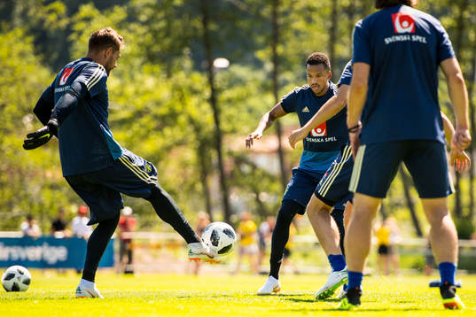 Målvakt Kristoffer Nordfeldt och Martin Olsson