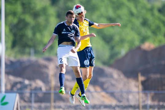 Ängelholms Erik Widén nickar mot Utsiktens Adam Rosén