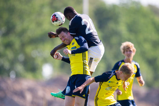 Ängelholms Björn Westerblad och Utsiktens Joel Mumbongo i