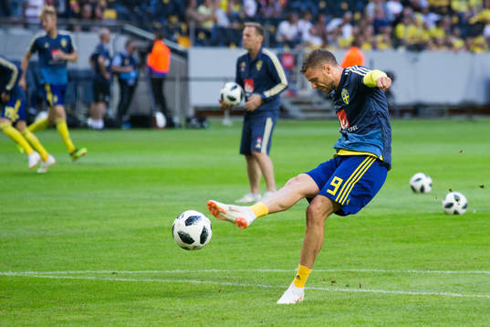 Sveriges Marcus Berg värmer upp innan träningslandskampen