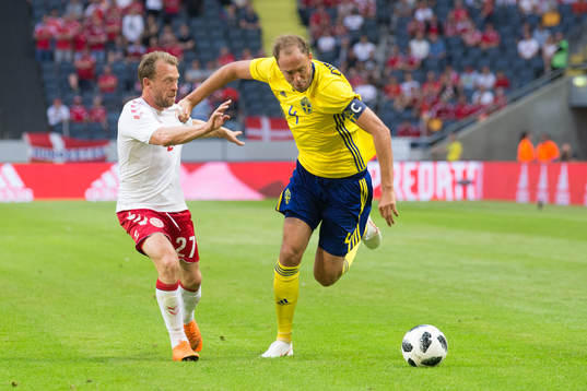 Danmarks Michael Krohn-Dehli och Sveriges Andreas Granqvist