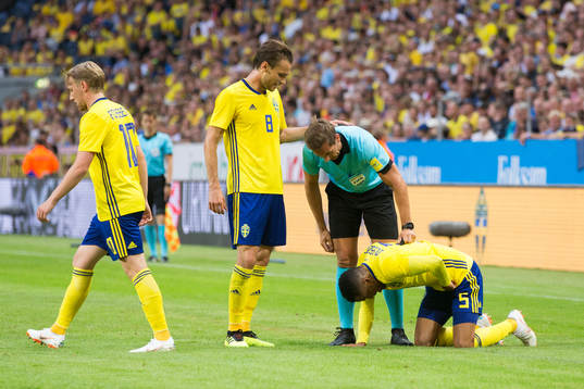 Sveriges Emil Forsberg, Albin Ekdal och domare Tobias