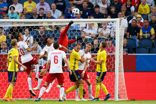 Sveriges målvakt Robin Olsen boxar undan bollen