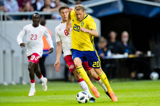 Sveriges Ola Toivonen jagas av Danmarks Andreas Christensen