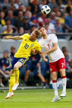 Sveriges Emil Forsberg i nickduell med Danmarks William