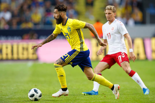 Sveriges Jimmy Durmaz och Danmarks Jens Stryger Larsen