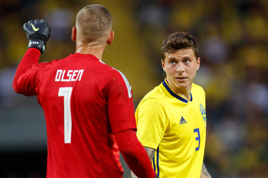 Sveriges målvakt Robin Olsen pratar med Victor Nilsson