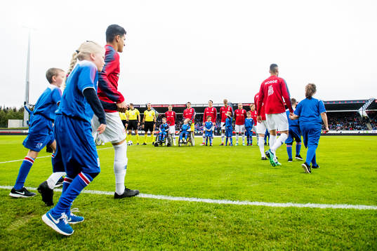 The players enter the pitch