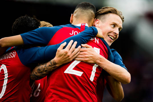 Stefan Johansen of Norway celebrates the 0-1 goal