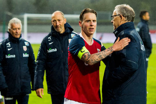 Stefan Johansen of Norway and Lars Lagerbäck, head coach