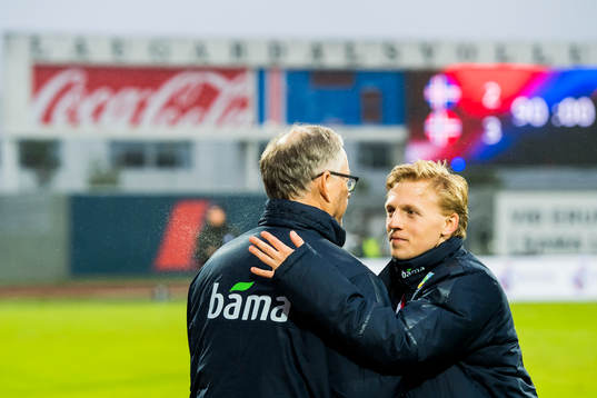 Mats Møller Dæhli of Norway and Lars Lagerbäck, head
