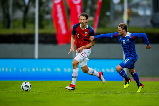 Sander Berge of Norway and Birkir Bjarnason of Iceland