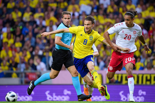 Sveriges Albin Ekdal i närkamp Danmarks Yussuf Yuray