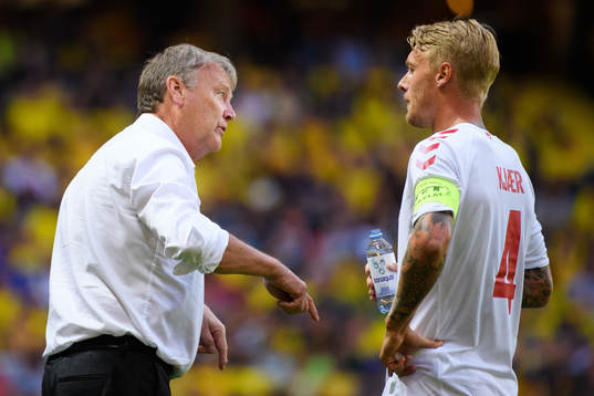 Danmarks förbundskapten Åge Hareide pratar med Simon Kjär