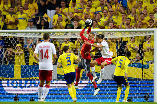 Sveriges Victor Nilsson Lindelöf, målvakt Robin Olsen