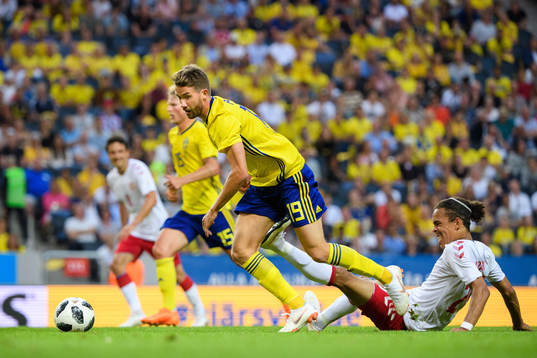 Sveriges Marcus Rohdén och Danmarks Yussuf Yuray Poulsen