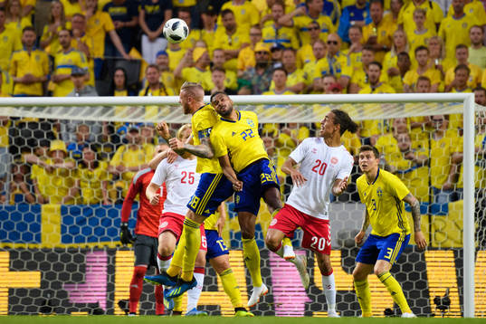Sveriges Pontus Jansson och Isaac Keise Thelin nickar
