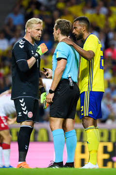 Danmarks målvakt Kasper Schmeichel pratar med domare