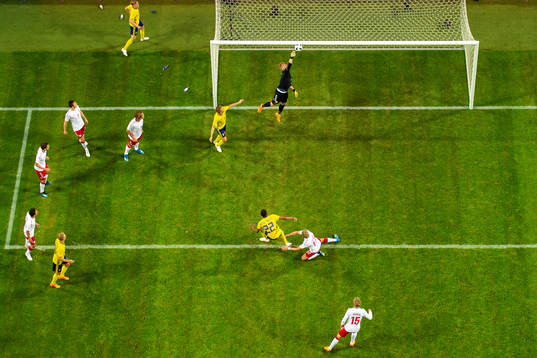 Sveriges Isaac Keise Thelin missar en målchans i slutet av