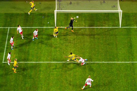 Sveriges Isaac Keise Thelin missar en målchans i slutet av