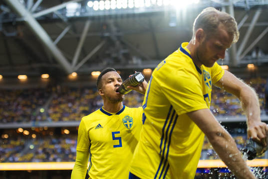 Martin Olsson och Ola Toivonen dricker vatten och sköljer