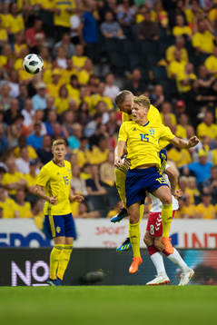Sveriges Pontus Jansson och Oscar Hiljemark kolliderar i