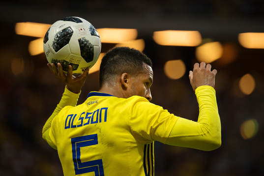 Sveriges Martin Olsson förbereder sig för ett inkast