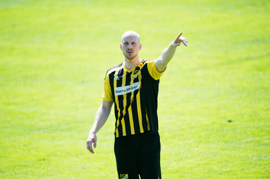 IFK Hässleholms Simon Henningsson i matchen i division 2