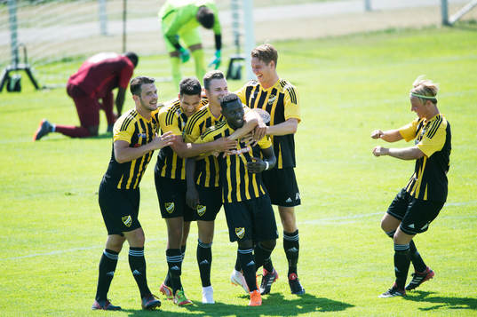 IFK Hässleholms Mike Andrew har gjort 1-0 och grattas i