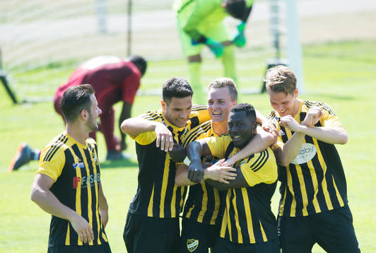 IFK Hässleholms Mike Andrew har gjort 1-0 och grattas i