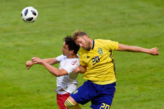 Danmarks Thomas Delaney i nickduell med Sveriges Ola