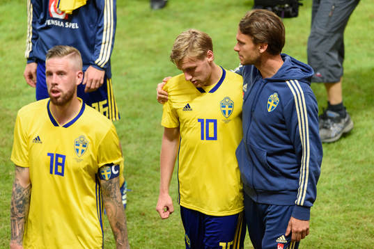 Sveriges Emil Forsberg kramas om av Albin Ekdal