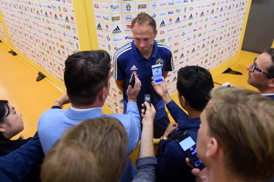 Sveriges Andreas Granqvist blir intervjuad