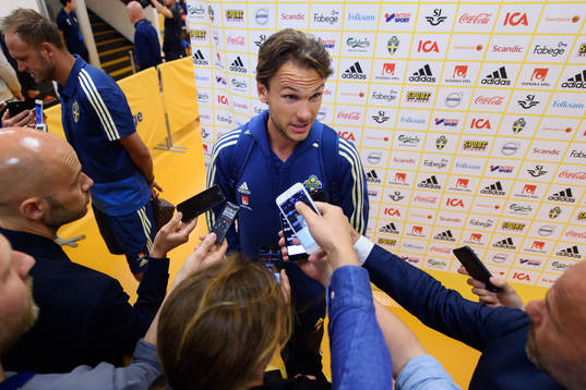 Sveriges Albin Ekdal blir intervjuad