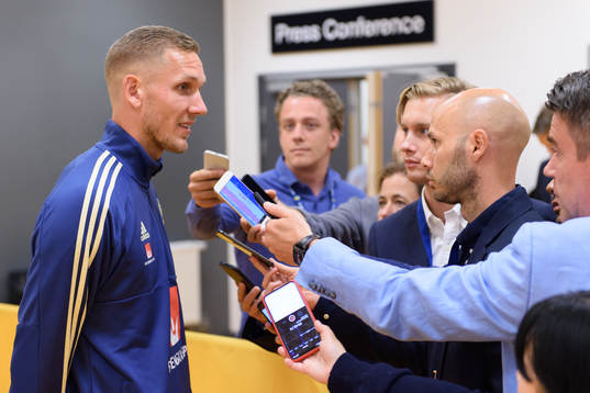 Sveriges målvakt Robin Olsen blir intervjuad