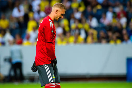 Sveriges målvakt Robin Olsen har ont