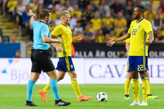 Sveriges Isaac Keise Thelin reagerar mot domare Tobias
