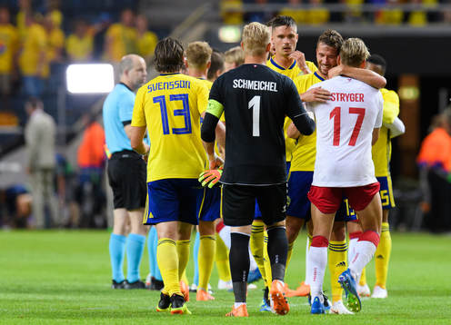 Sveriges och Danmarks spelare tackar varandra