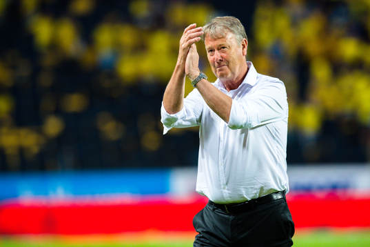 Danmarks förbundskapten Åge Hareide jublar med spelarna