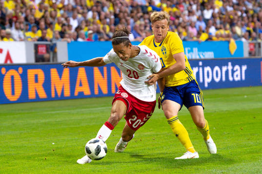 Danmarks Yussuf Yuray Poulsen och Sveriges Emil Forsberg