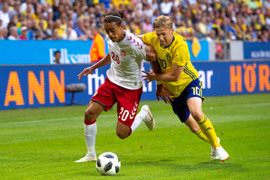 Danmarks Yussuf Yuray Poulsen och Sveriges Emil Forsberg