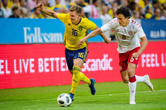 Sveriges Emil Krafth och Danmarks Thomas Delaney
